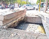 Kanpur: हमीरपुर रोड पर स्लैब हटाकर भूले, दुर्घटना का खतरा, UPMRC ने नालों को बंद करने के लिए नगर निगम को लिखा पत्र