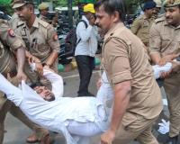 लखनऊ में नीट एग्जाम रद्द करने की मांग,  विधानभवन घेरने जा रहे प्रदर्शनकारियों को पुलिस ने लिया हिरासत में