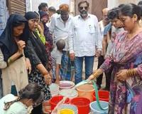 प्रयागराज : मंत्री के मोहल्ले में पानी को तरस रहे लोग,स्मार्ट सिटी की खुल रही पोल 