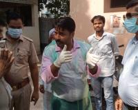 Kanpur: भीषण सड़ांध व अव्यवस्थाओं के बीच 37 शवों का हुआ पोस्टमार्टम, एडीएम सिटी व सीएमओ ने किया पोस्टमार्टम हाउस का निरीक्षण