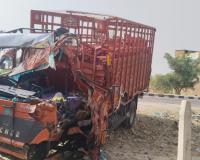 सुल्तानपुर सड़क दुर्घटना में वाहन चालक की मौत, खलासी घायल 