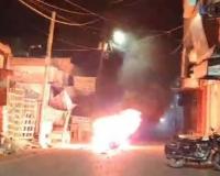 फिरोजाबाद: कैदी की मौत पर बवाल, वाहनों में तोड़फोड़ और आगजनी 