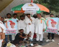 राहुल गांधी का जन्मदिन : मरीजों को बांटे फल और जूते-चप्पला कारीगर को भेंट किया छाता