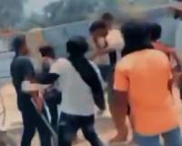 Fatehpur: बेखौफ दबंगों ने युवक को लात-घूंसों और डंडों से पीटा, रील बनाकर सोशल मीडिया में की वायरल, जांच में जुटी पुलिस