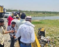 रामपुर: पिकअप से टकराता हुआ नदी में गिरा डंपर, चालक समेत तीन घायल