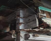 सीतापुर में टला बड़ा हादसा, बारिश के पानी से गिरी दो मंजिला जर्जर दुकान