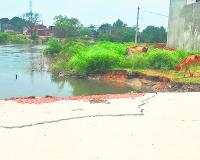 बरेली: नकटिया नदी का पानी उतरने के साथ बढ़ी कटान की रफ्तार...सड़क में आईं दरारें, धंस रही जमीन