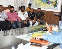 रुद्रपुर: टुकटुक चालकों के साथ एसएसपी कार्यालय पहुंचे व्यापारी