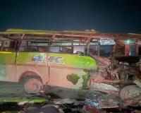 लखनऊ-पलिया हाई-वे एक्सीडेंट: घायल निजी बस चालक ने भी तोड़ा दम, रोडवेज से टकराकर पलटी थी निजी बस