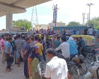कानपुर में डंपर ने बाइक में मारी टक्कर: हादसे में मां की मौत...बेटा घायल, परिजनों ने मुआवजे की मांग को लेकर किया हंगामा