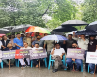 रुद्रपुर: युवती से अश्लील बात प्रकरण: थाना प्रभारी की गिरफ्तारी को लेकर भारी बारिश के बीच धरना