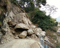 टनकपुर: पूर्णागिरि मुख्य मंदिर के पास चट्टान खिसकने से मार्ग अवरुद्ध 