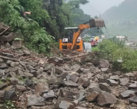 देहरादून: प्रदेश में आज भी बारिश को लेकर रेड अलर्ट, जगह-जगह गिर रहे बोल्डर, कई मार्ग बंद