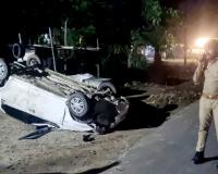 सीतापुर: गोवंश से टकराकर पलटी आरक्षी की निजी कार, दो घायल 