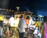 गोंडा: पिकअप की ठोकर से रेलवे क्रॉसिंग का बैरियर टूटा, आधे घंटे तक ट्रैक पर खड़ी रहीं ट्रेने