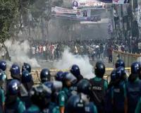बांग्लादेश में क्यों भड़की हिंसा? सुरक्षा बलों ने प्रदर्शनकारियों पर चलाईं गोलियां...आंसू गैस के गोले भी दागे 