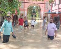 शाहजहांपुर: बाढ़ से तबाही थमी पर मुसीबतें बरकरार, कई क्षेत्रों में अभी भी कमर तक भरा पानी 