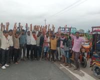Kanpur Dehat News: नगर पंचायत के उठाए ठेके में अवैध वसूली...चालकों ने किया प्रदर्शन 