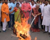 Kanpur: महापौर और पार्षदों ने नगर निगम के बाहर फूंका राहुल गांधी का पुतला... प्रमिला पांडेय बोली- हिंदू हित का हनन हुआ तो खून बहेगा सड़कों पर