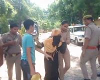 Farrukhabad: एसपी दफ्तर के बाहर विधवा ने अपने ऊपर पेट्रोल डाल किया आत्मदाह का प्रयास...पुलिसकर्मियों के फूले हाथ-पांव