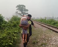 लखीमपुर खीरी: भाई के कंधे पर बहन की लाश...वायरल वीडियो से मचा सियासी भूचाल