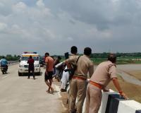 Fatehpur News: पति से झगड़ कर पत्नी ने यमुना में लगाई छलांग...लोगों ने कड़ी मशक्कत कर निकाला बाहर