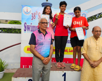 State Swimming Championship: लखनऊ के कृष्णा और सांची ने जीता गोल्ड, तैराकी संघ अध्यक्ष ने किया सम्मानित