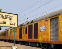 Auraiya News: लेखपाल ने आत्महत्या का किया प्रयास...ट्रेन के इंजन में फंस गए, हालत गंभीर, आउटर पर रोकी गई दो अन्य ट्रेनें