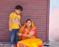 Kanpur: बेटे को लेकर 30 घंटे से ससुराल के गेट पर बैठी महिला; ससुरालियों की बेरूखी कायम, नहीं खोला गेट