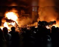 ब्रिटेन में 'पारिवारिक घटना' को लेकर हुए दंगे में बस में आगजनी, पुलिस की गाड़ी में तोड़फोड़ 