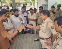 शाहजहांपुर : मंडी में व्यापरियों पर बरसाए लाठी-डंडे, पांच व्यापारी घायल 