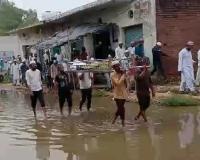Sambhal News : महिला का जनाजा लेकर जलभराव से गुजरे लोग, वीडियो वायरल
