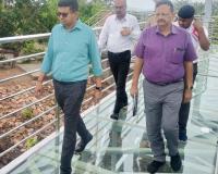 Chitrakoot: जिलाधिकारी ने स्काई ग्लास ब्रिज का किया मुआयना, ब्रिज बनाने वाली फर्म को ब्लैक लिस्ट करने के दिए आदेश