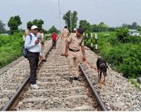 Farrukhabad: रेलवे ट्रैक पर लकड़ी का बोटा डाल फर्रुखाबाद कासगंज ट्रेन को दुर्घटनाग्रस्त करने का प्रयास...चालक की सूझबूझ से टली बड़ी घटना