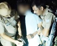 रामपुर: पुलिस मुठभेड़ में 25 हजार का इनामी गो तस्कर गिरफ्तार, पैर में लगी गोली