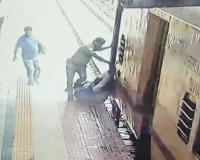 प्रयागराज जंक्शन पर टला हादसा: RPF कांस्टेबल की मुस्तैदी ने बचाई दंपती की जान 