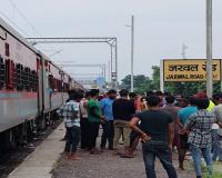 बहराइच: Avadh Express का इंजन हुआ फेल, दो घंटे जरवल रोड में खड़ी रही ट्रेन, परेशान रहे यात्री