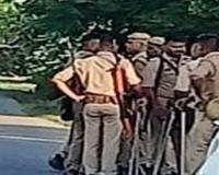 Sitapur News: पुलिस ढूंढती रह गई, फंदे से लटकता मिला हत्यारोपी का शव