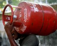 LPG Price Hike: महंगा हो गया एलपीजी सिलेंडर, जानें कितने बढ़े दाम