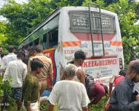 सीतापुर: खंती में घुसी अनियंत्रित बस, मची अफरा तफरी...14 यात्री घायल