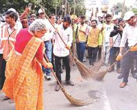 Kanpur: नगर निगम का 251 घंटे का सफाई अभियान शुरू, महापौर और नगर आयुक्त ने झाड़ू लगाकर स्वच्छता प्रति लोगों को किया जागरूक 