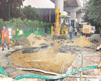 LU के पास धंसी सड़क Metro के लिए हो सकता है खतरा, अधिकारियों ने जताई चिंता, अखिलेश यादव ने भी एक्स पर किया पोस्ट