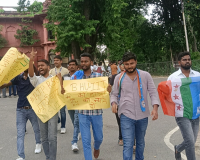 लखनऊ विश्वविद्यालय के गेट पर NSUI ने किया प्रदर्शन, पुलिस से हुई धक्का-मुक्की