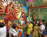 Sultanpur Durga Puja: प्यारा सजा है तेरा द्वार भवानी... सुलतानपुर में ऐतिहासिक दुर्गा पूजा महोत्सव की धूम, देखें मनमोहक तस्वीरें