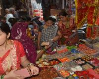 Shardiya Navratri: कलश स्थापना के साथ कल से होगा नवरात्रि का शुभारंभ, बाजारों में दिखी रौनक