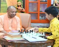 CM Yogi: शतरंज की बिसात पर सीएम योगी ने Little Champ से खूब की बात, बढ़ाया उत्साह