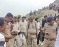 Auraiya: नदी में नहाते समय डूबे दो चचेरे भाई, गोताखोरों ने शुरू की तलाश, परिजनों में कोहराम