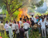 बाराबंकी: पिता ने पुत्र की अर्थी को दिया कांधा तो फट पड़ा कलेजा, गमगीन माहौल में मृतकों का हुआ अंतिम संस्कार