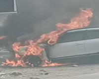 Fire in Car : सड़क पर धू धूकर जली कार, अनहोनी से घबराये लोग, यातायात रोका गया