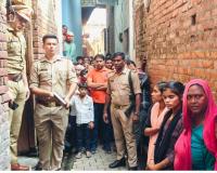 संभल: खून से सना चाकू लेकर अपने तीनों बेटों के साथ पुलिस चौकी पहुंचा पति; बोला- गला काटकर कर दी पत्नी की हत्या